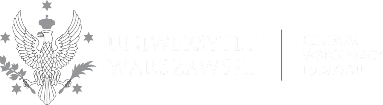 Orzeł biały w koronie, z głową zwróconą w prawo, oraz rozwiniętymi skrzydłami, trzymającego w szponach z prawej strony gałązkę wawrzynu, a z lewej strony gałązkę palmy. Orzeł jest otoczony pięcioma gwiazdami. Obok napis Uniwersytet Warszawski. Następnie pionowa linia i napis Centrum Współpracy i Dialogu